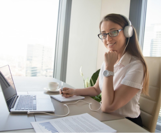 businesswoman-communicates-with-colleagues-online_1163-4283